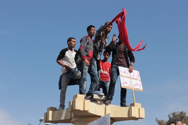 « Laissez-nous faire ! », demandent cinq ans après les jeunes de la révolution tunisienne.